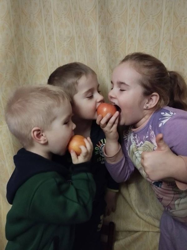 Первый день зимы, но пока нет снега, отмечаем День поедания красных яблок! Первый день зимы, но пока нет снега, отмечаем День поедания красных яблок!