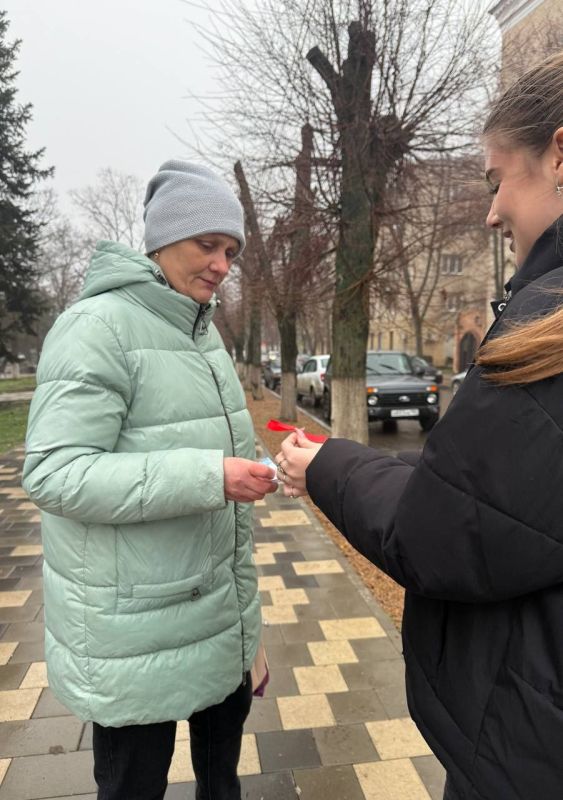 Красная лента: символ надежды и борьбы против СПИДа Красная лента: символ надежды и борьбы против СПИДа