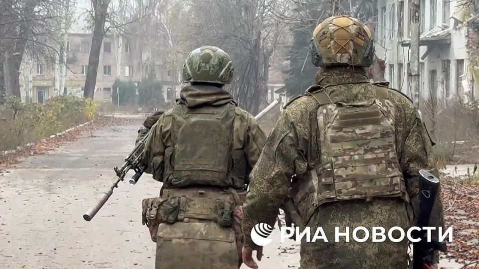 На центральной площади Покровска/Красноармейска развернули российский триколор
