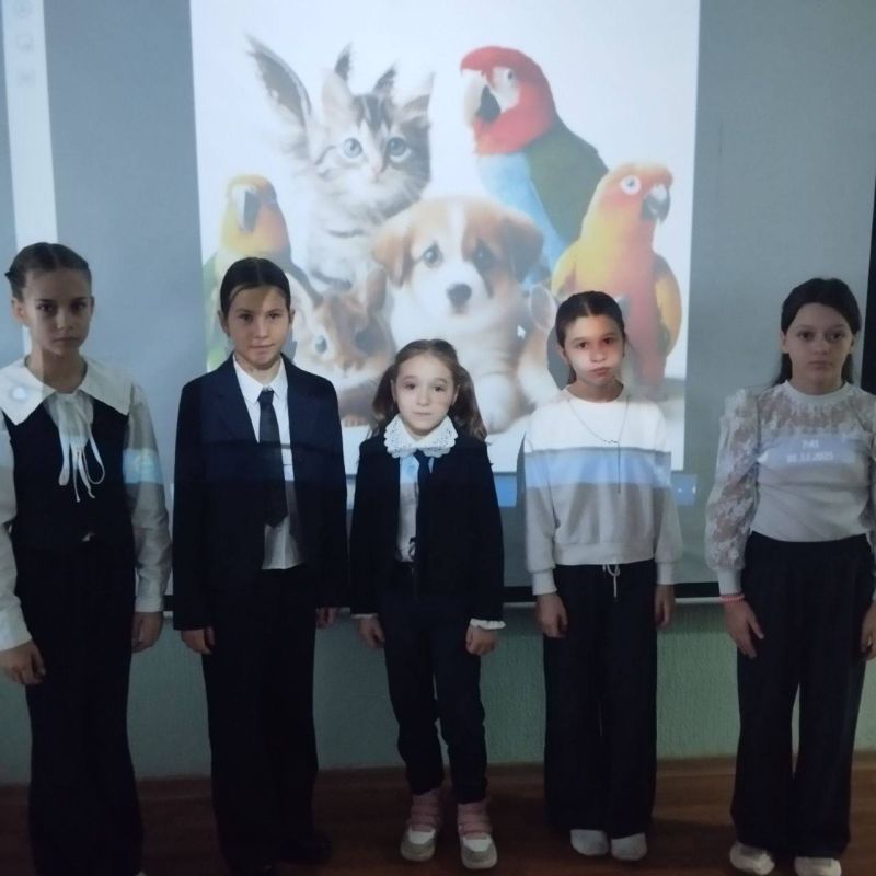 «РАЗГОВОРЫ О ВАЖНОМ». Утро в Тельмановской гимназии традиционно началось с еженедельной линейки и почётного права выноса флага Российской Федерации и флага Донецкой Народной Республики юнармейцами ВПК «Юные патриоты... «РАЗГОВОРЫ О ВАЖНОМ». Утро в Тельмановской гимназии традиционно началось с еженедельной линейки и почётного права выноса флага Российской Федерации и флага Донецкой Народной Республики юнармейцами ВПК «Юные патриоты...
