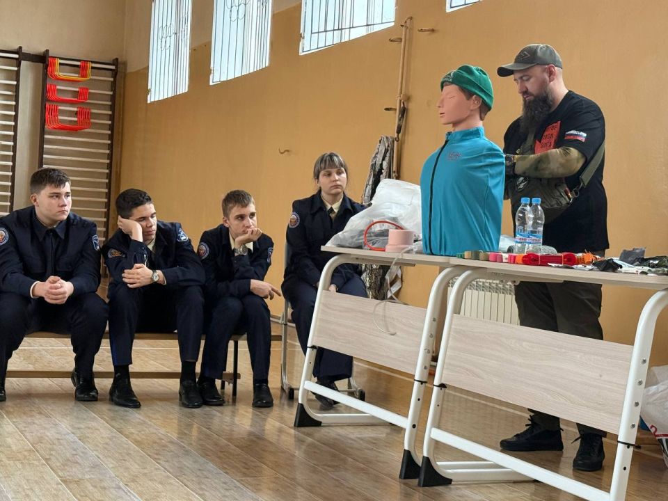 Сотрудники следственного управления провели для кадет занятие по тактической медицине Сотрудники следственного управления провели для кадет занятие по тактической медицине