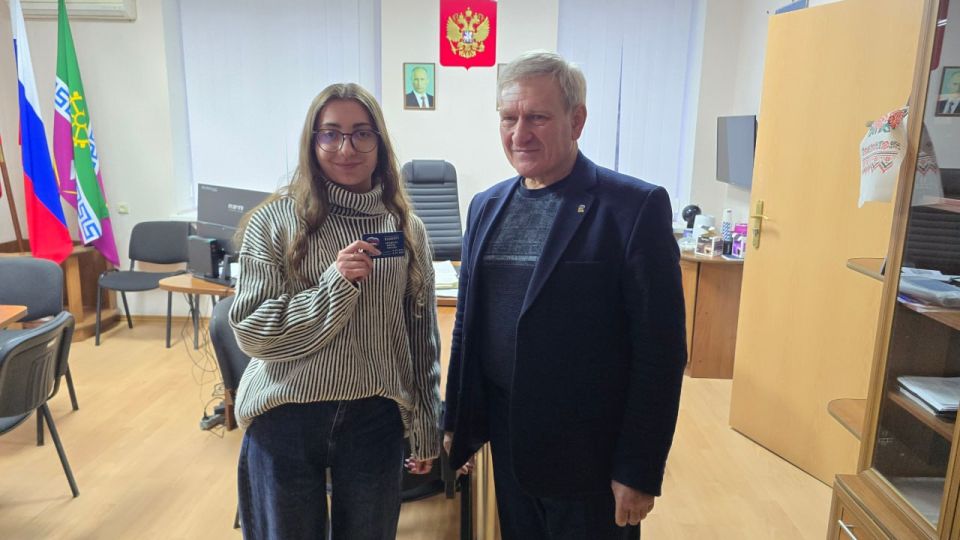 Николай Михайлов: Сегодня, в честь 24-летия партии «Единая Россия» в Старобешевском округе состоялось вручение членских билетов новым единороссам Николай Михайлов: Сегодня, в честь 24-летия партии «Единая Россия» в Старобешевском округе состоялось вручение членских билетов новым единороссам