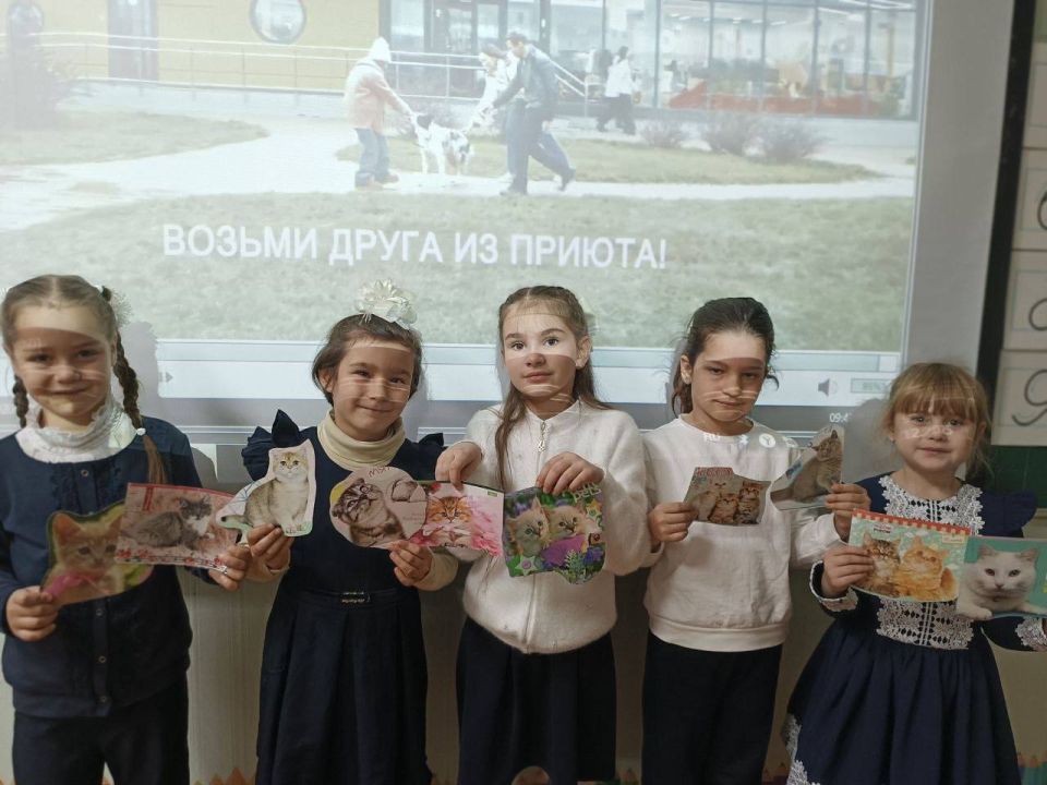 «РАЗГОВОРЫ О ВАЖНОМ». Утро в Тельмановской гимназии традиционно началось с еженедельной линейки и почётного права выноса флага Российской Федерации и флага Донецкой Народной Республики юнармейцами ВПК «Юные патриоты... «РАЗГОВОРЫ О ВАЖНОМ». Утро в Тельмановской гимназии традиционно началось с еженедельной линейки и почётного права выноса флага Российской Федерации и флага Донецкой Народной Республики юнармейцами ВПК «Юные патриоты...
