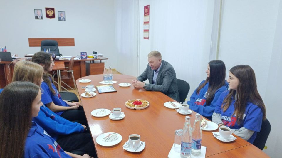 Сергей Юзвинкевич: Сегодня провел продуктивную встречу с активом Володарского районного отделения ДРО ВОО «Молодая Гвардия Единой России» ДРОО «МР» и руководителем Хасхачих Дарьей Сергей Юзвинкевич: Сегодня провел продуктивную встречу с активом Володарского районного отделения ДРО ВОО «Молодая Гвардия Единой России» ДРОО «МР» и руководителем Хасхачих Дарьей