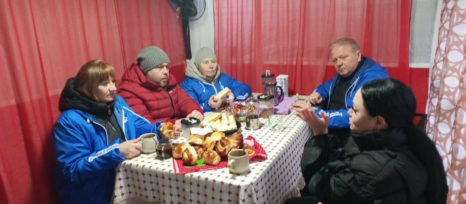 Сегодня, 2 декабря 2025 года, в Кировском районе города Донецк, депутат Донецкого Городского Совета ДНР Михаил Рыбаков , управляющий делами Управы Людмила Аринович и активисты партии встретились с номинантами конкурса... Сегодня, 2 декабря 2025 года, в Кировском районе города Донецк, депутат Донецкого Городского Совета ДНР Михаил Рыбаков , управляющий делами Управы Людмила Аринович и активисты партии встретились с номинантами конкурса...