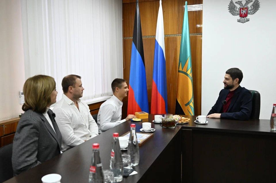 Александр Волошин: #Работа_в_Республике. Сегодня увиделся с нашими юными героями Донбасса — двумя, на первый взгляд, разными, но одинаково сильными ребятами, которыми гордится вся Республика Александр Волошин: #Работа_в_Республике. Сегодня увиделся с нашими юными героями Донбасса — двумя, на первый взгляд, разными, но одинаково сильными ребятами, которыми гордится вся Республика