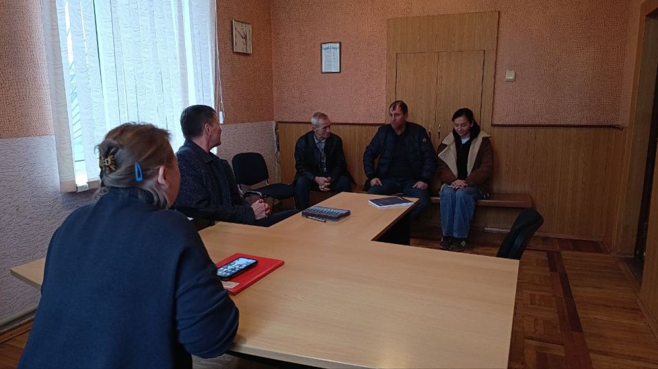 Встреча заместителя главы администрации Старобешевского муниципального округа с жителями Александровки Встреча заместителя главы администрации Старобешевского муниципального округа с жителями Александровки