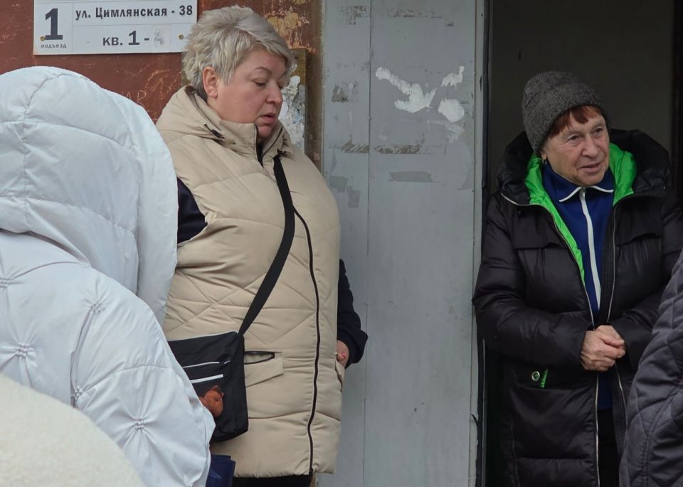 Руководитель управы Куйбышевского района Иван Адамец провел рабочую встречу с жителями многоквартирного дома №38 по улице Цимлянской Руководитель управы Куйбышевского района Иван Адамец провел рабочую встречу с жителями многоквартирного дома №38 по улице Цимлянской