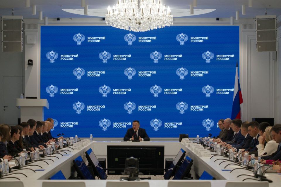 Константин Кузьмин: Продолжаю обучение по Президентской кадровой программе «Время Героев» - очередная стажировка для 14 человек стартовала в Минстрое России Константин Кузьмин: Продолжаю обучение по Президентской кадровой программе «Время Героев» - очередная стажировка для 14 человек стартовала в Минстрое России