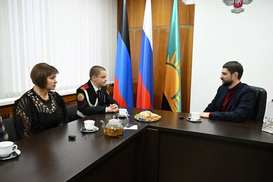 Александр Волошин: #Работа_в_Республике. Сегодня увиделся с нашими юными героями Донбасса — двумя, на первый взгляд, разными, но одинаково сильными ребятами, которыми гордится вся Республика Александр Волошин: #Работа_в_Республике. Сегодня увиделся с нашими юными героями Донбасса — двумя, на первый взгляд, разными, но одинаково сильными ребятами, которыми гордится вся Республика