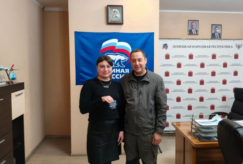 Константин Зинченко: Сегодня с большим удовольствием вручил партийные билеты новым членам Волновахского местного отделения Партии "Единая Россия" Константин Зинченко: Сегодня с большим удовольствием вручил партийные билеты новым членам Волновахского местного отделения Партии "Единая Россия"