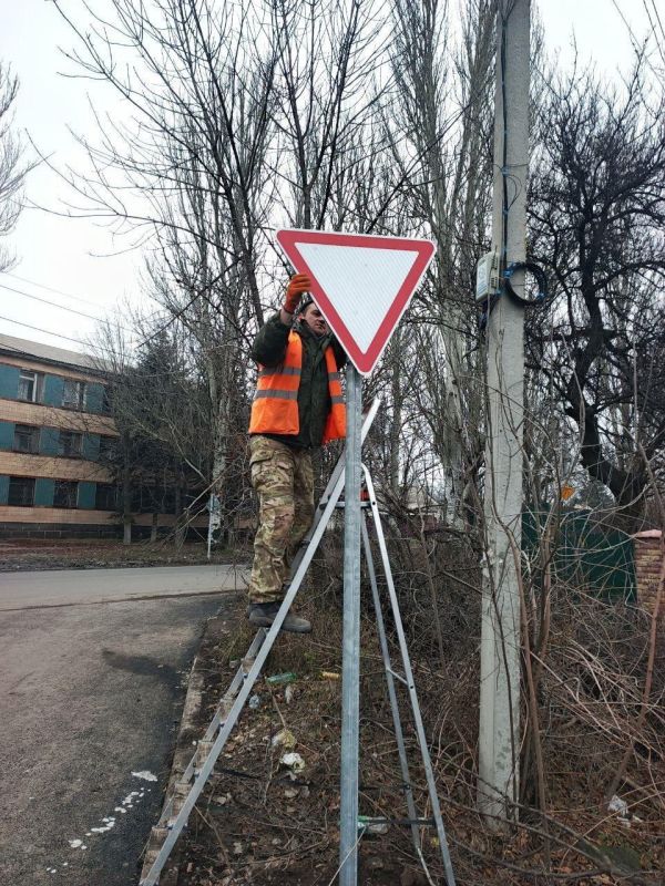Специалисты Московской области устанавливают дорожные знаки на улицах Макеевки Специалисты Московской области устанавливают дорожные знаки на улицах Макеевки