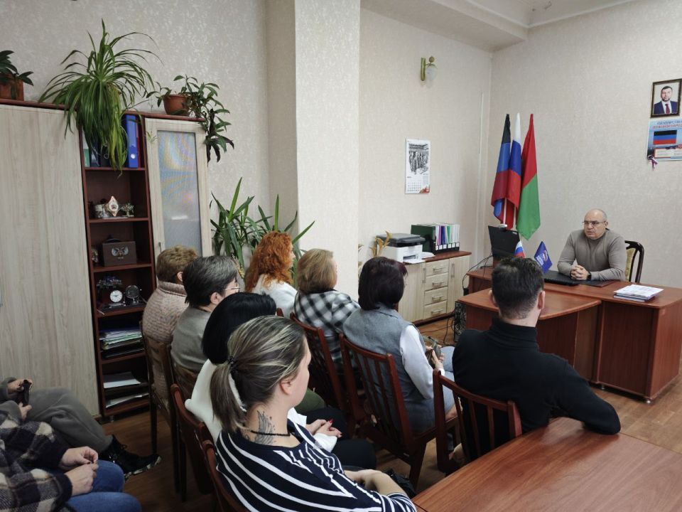 Сегодня, 02 декабря 2025 года первый заместитель главы администрации городского округа Дебальцево Максим Вельма провел встречу с трудовым коллективом отделения социальной защиты населения Сегодня, 02 декабря 2025 года первый заместитель главы администрации городского округа Дебальцево Максим Вельма провел встречу с трудовым коллективом отделения социальной защиты населения
