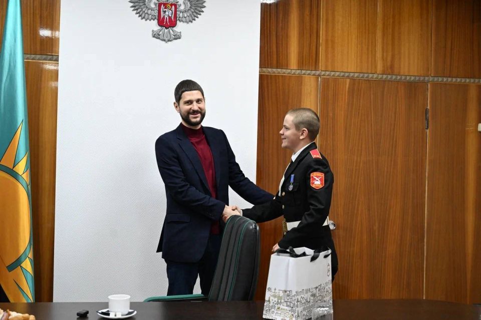 Александр Волошин: #Работа_в_Республике. Сегодня увиделся с нашими юными героями Донбасса — двумя, на первый взгляд, разными, но одинаково сильными ребятами, которыми гордится вся Республика Александр Волошин: #Работа_в_Республике. Сегодня увиделся с нашими юными героями Донбасса — двумя, на первый взгляд, разными, но одинаково сильными ребятами, которыми гордится вся Республика