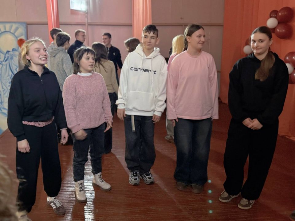 2 декабря сотрудники ХГДК распахнули перед старшеклассниками с. Золотарёвка кулисы захватывающего мира культработника, проведя профориентационное мероприятие, призванное помочь ребятам осознанно выбрать свой путь к вершинам... 2 декабря сотрудники ХГДК распахнули перед старшеклассниками с. Золотарёвка кулисы захватывающего мира культработника, проведя профориентационное мероприятие, призванное помочь ребятам осознанно выбрать свой путь к вершинам...