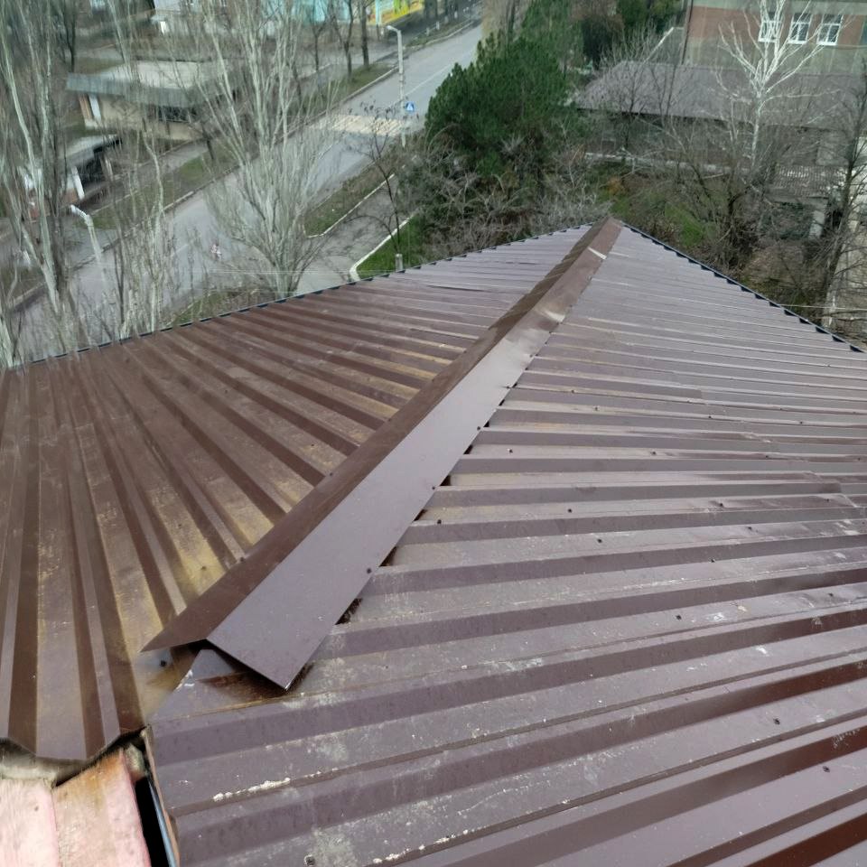 В Кировском продолжается капитальный ремонт кровель В Кировском продолжается капитальный ремонт кровель