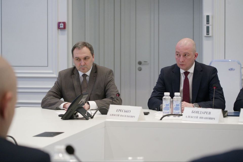 Константин Кузьмин: Продолжаю обучение по Президентской кадровой программе «Время Героев» - очередная стажировка для 14 человек стартовала в Минстрое России Константин Кузьмин: Продолжаю обучение по Президентской кадровой программе «Время Героев» - очередная стажировка для 14 человек стартовала в Минстрое России