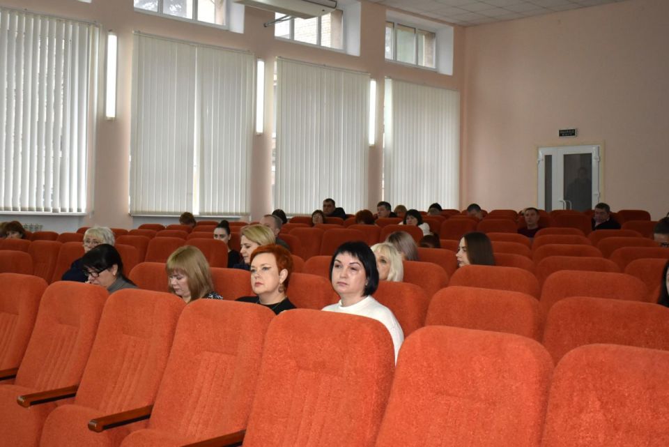 На расширенном аппаратном совещании с руководителями администрации и учреждений округа, главная медсестра «Амвросиевского центра первичной медико-санитарной помощи» Наталья Столбунова подчеркнула ключевую роль прививок в... На расширенном аппаратном совещании с руководителями администрации и учреждений округа, главная медсестра «Амвросиевского центра первичной медико-санитарной помощи» Наталья Столбунова подчеркнула ключевую роль прививок в...