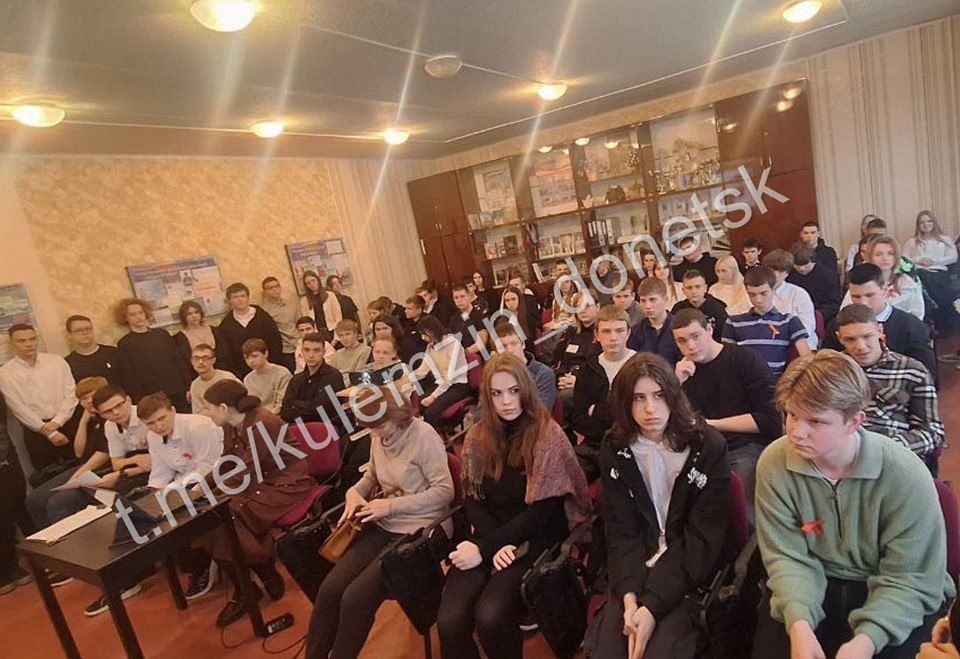 В целях повышения осведомлённости несовершеннолетних ко Всемирному дню борьбы со СПИДом сегодня в донецкой школе № 30 прошло важное мероприятие для обучающихся 9-11 классов В целях повышения осведомлённости несовершеннолетних ко Всемирному дню борьбы со СПИДом сегодня в донецкой школе № 30 прошло важное мероприятие для обучающихся 9-11 классов