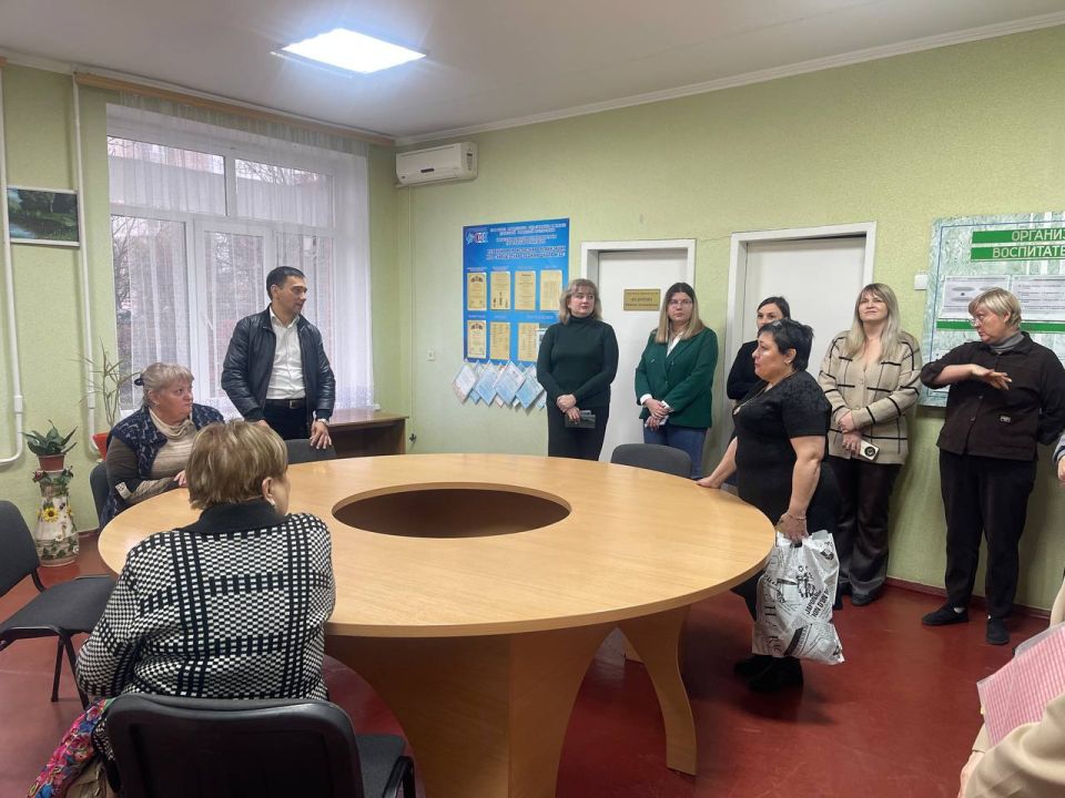 Денис Машков: В рамках выполнения поручения Главы Донецкой Народной Республики Дениса Пушилина, провел встречу с коллективом ГБОУ СШ №22 в г. Харцызск Денис Машков: В рамках выполнения поручения Главы Донецкой Народной Республики Дениса Пушилина, провел встречу с коллективом ГБОУ СШ №22 в г. Харцызск