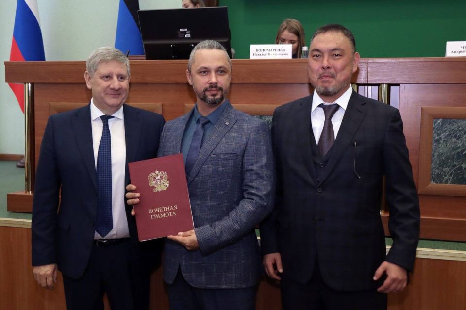 Премьер-министр Андрей Чертков вручил благодарности от Главы и Правительства ДНР сотрудникам регионального управления Федеральной налоговой службы Премьер-министр Андрей Чертков вручил благодарности от Главы и Правительства ДНР сотрудникам регионального управления Федеральной налоговой службы