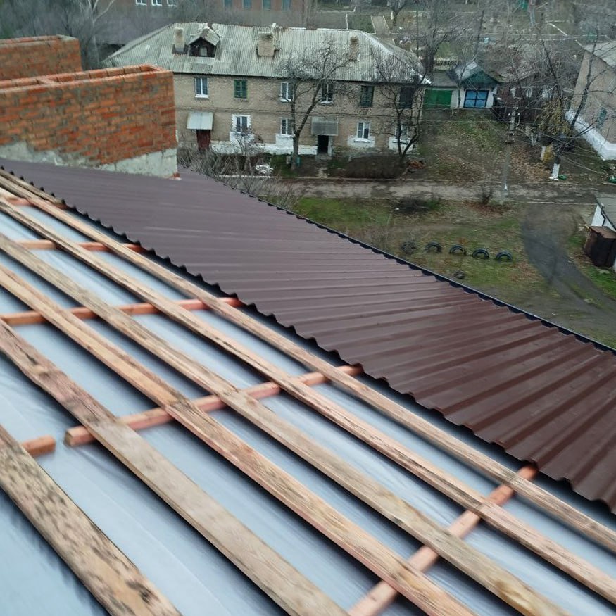 В Кировском продолжается капитальный ремонт кровель