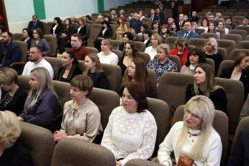 Премьер-министр Андрей Чертков вручил благодарности от Главы и Правительства ДНР сотрудникам регионального управления Федеральной налоговой службы Премьер-министр Андрей Чертков вручил благодарности от Главы и Правительства ДНР сотрудникам регионального управления Федеральной налоговой службы
