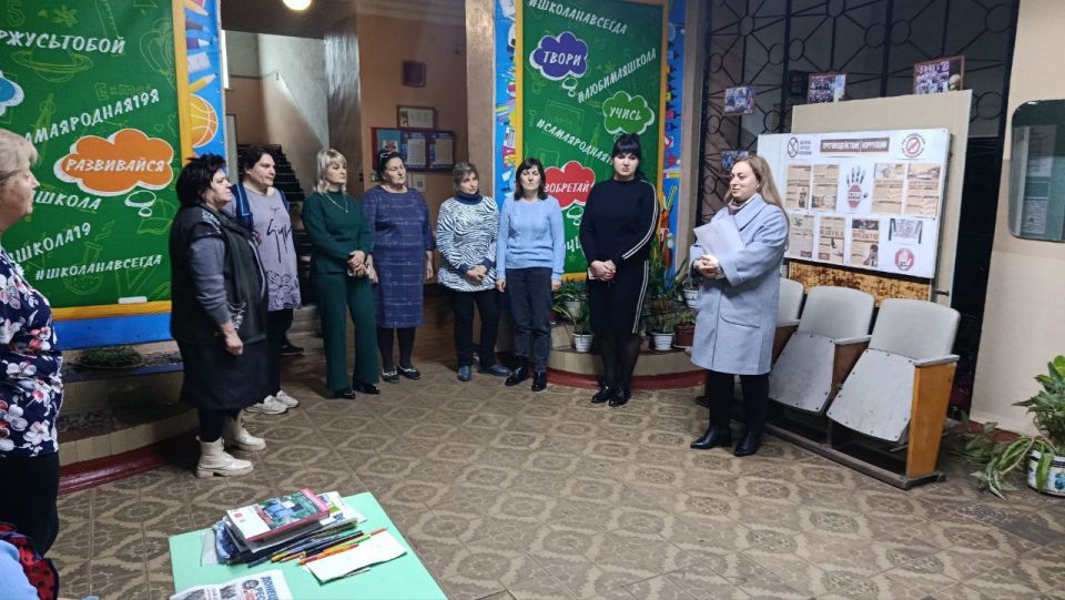 Сегодня, 2 декабря, в Советском внутригородском районе депутат Макеевского городского совета первого созыва Алена Трякина провела встречу с жителями жилого массива шахты имени Кирова возле дома № 33 по улице Вышинского Сегодня, 2 декабря, в Советском внутригородском районе депутат Макеевского городского совета первого созыва Алена Трякина провела встречу с жителями жилого массива шахты имени Кирова возле дома № 33 по улице Вышинского