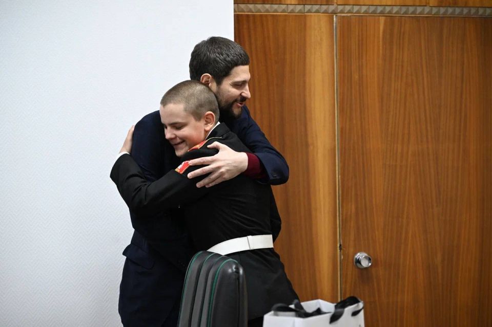 Александр Волошин: #Работа_в_Республике. Сегодня увиделся с нашими юными героями Донбасса — двумя, на первый взгляд, разными, но одинаково сильными ребятами, которыми гордится вся Республика Александр Волошин: #Работа_в_Республике. Сегодня увиделся с нашими юными героями Донбасса — двумя, на первый взгляд, разными, но одинаково сильными ребятами, которыми гордится вся Республика