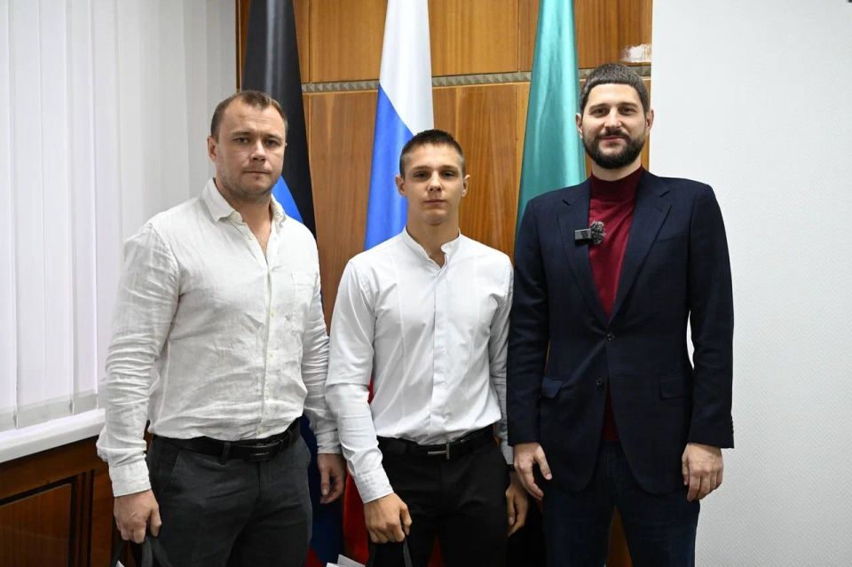 Александр Волошин: #Работа_в_Республике. Сегодня увиделся с нашими юными героями Донбасса — двумя, на первый взгляд, разными, но одинаково сильными ребятами, которыми гордится вся Республика Александр Волошин: #Работа_в_Республике. Сегодня увиделся с нашими юными героями Донбасса — двумя, на первый взгляд, разными, но одинаково сильными ребятами, которыми гордится вся Республика