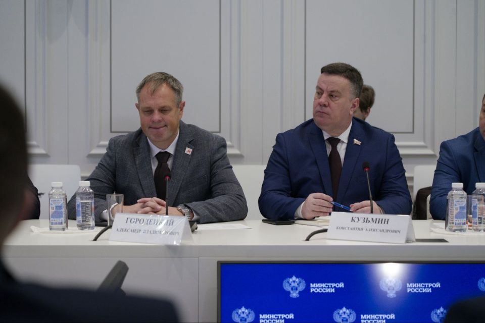 Константин Кузьмин: Продолжаю обучение по Президентской кадровой программе «Время Героев» - очередная стажировка для 14 человек стартовала в Минстрое России Константин Кузьмин: Продолжаю обучение по Президентской кадровой программе «Время Героев» - очередная стажировка для 14 человек стартовала в Минстрое России