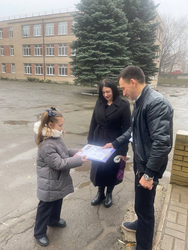 Денис Машков: Сегодня в городе Харцызске произошло замечательное событие: по инициативе Главы ДНР Дениса Пушилина, я имел честь вручить билет на Кремлевскую елку ученице школы №22 Анне Денис Машков: Сегодня в городе Харцызске произошло замечательное событие: по инициативе Главы ДНР Дениса Пушилина, я имел честь вручить билет на Кремлевскую елку ученице школы №22 Анне