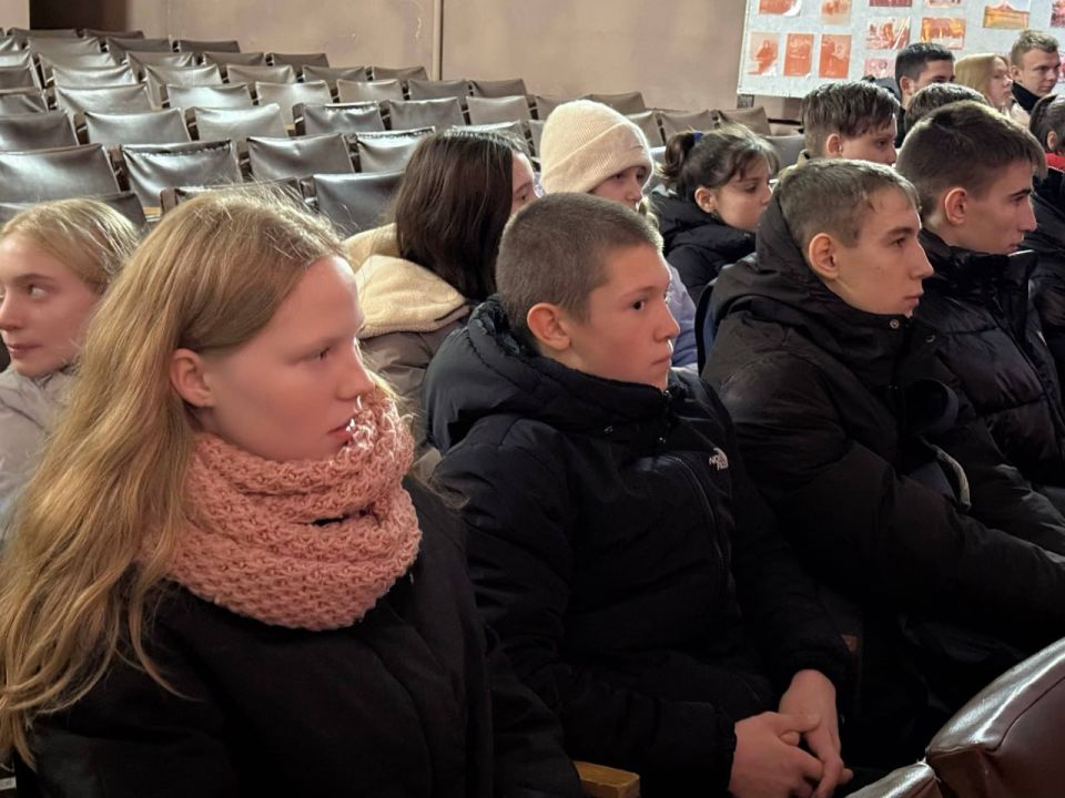 2 декабря сотрудники ХГДК распахнули перед старшеклассниками с. Золотарёвка кулисы захватывающего мира культработника, проведя профориентационное мероприятие, призванное помочь ребятам осознанно выбрать свой путь к вершинам... 2 декабря сотрудники ХГДК распахнули перед старшеклассниками с. Золотарёвка кулисы захватывающего мира культработника, проведя профориентационное мероприятие, призванное помочь ребятам осознанно выбрать свой путь к вершинам...