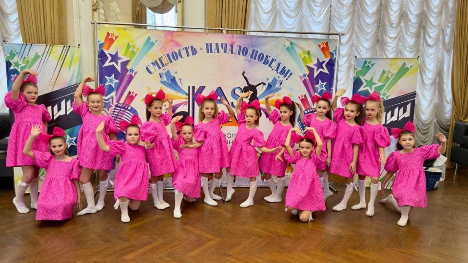 Коллектив эстрадного танца «Триумф» Дворца культуры им. А.С. Пушкина блестяще выступил в Ростове-на-Дону на Всероссийском многожанровом фестивале-конкурсе «Линии», завоевав три первых и одно второе место! Коллектив эстрадного танца «Триумф» Дворца культуры им. А.С. Пушкина блестяще выступил в Ростове-на-Дону на Всероссийском многожанровом фестивале-конкурсе «Линии», завоевав три первых и одно второе место!