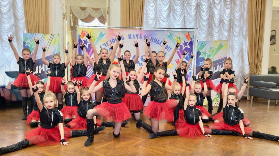 Коллектив эстрадного танца «Триумф» Дворца культуры им. А.С. Пушкина блестяще выступил в Ростове-на-Дону на Всероссийском многожанровом фестивале-конкурсе «Линии», завоевав три первых и одно второе место! Коллектив эстрадного танца «Триумф» Дворца культуры им. А.С. Пушкина блестяще выступил в Ростове-на-Дону на Всероссийском многожанровом фестивале-конкурсе «Линии», завоевав три первых и одно второе место!