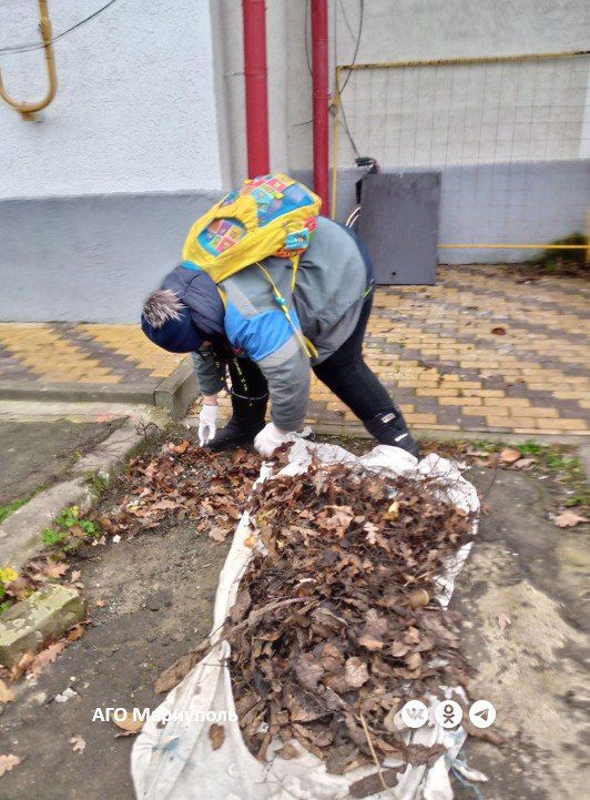 В трех районах Мариуполя коммунальщики провели уборку дворов многоэтажек В трех районах Мариуполя коммунальщики провели уборку дворов многоэтажек