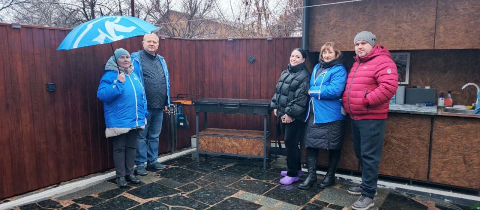 Сегодня, 2 декабря 2025 года, в Кировском районе города Донецк, депутат Донецкого Городского Совета ДНР Михаил Рыбаков , управляющий делами Управы Людмила Аринович и активисты партии встретились с номинантами конкурса... Сегодня, 2 декабря 2025 года, в Кировском районе города Донецк, депутат Донецкого Городского Совета ДНР Михаил Рыбаков , управляющий делами Управы Людмила Аринович и активисты партии встретились с номинантами конкурса...