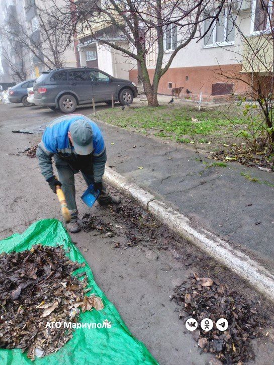 В трех районах Мариуполя коммунальщики провели уборку дворов многоэтажек В трех районах Мариуполя коммунальщики провели уборку дворов многоэтажек