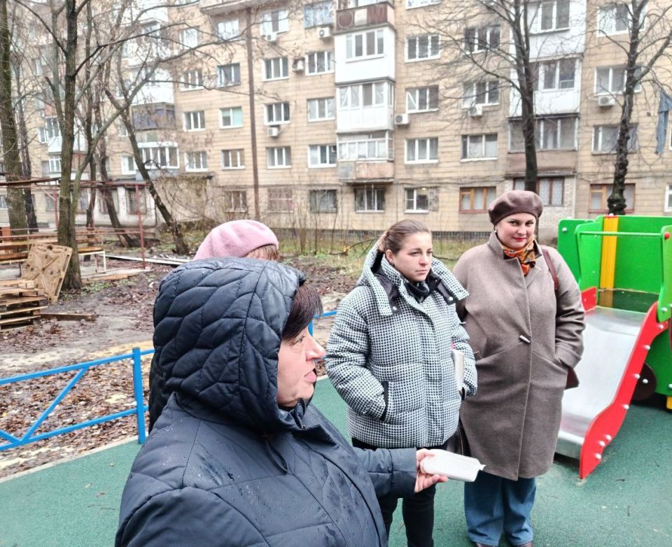 Сегодня, 2 декабря, в рамках проекта «Управдом» заместитель руководителя Управы Калининского внутригородского района Администрации городского округа Донецк Снежана Гоман провела встречу с жителями района