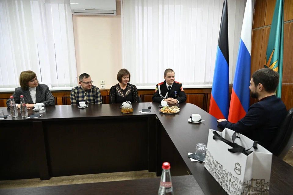 Александр Волошин: #Работа_в_Республике. Сегодня увиделся с нашими юными героями Донбасса — двумя, на первый взгляд, разными, но одинаково сильными ребятами, которыми гордится вся Республика Александр Волошин: #Работа_в_Республике. Сегодня увиделся с нашими юными героями Донбасса — двумя, на первый взгляд, разными, но одинаково сильными ребятами, которыми гордится вся Республика