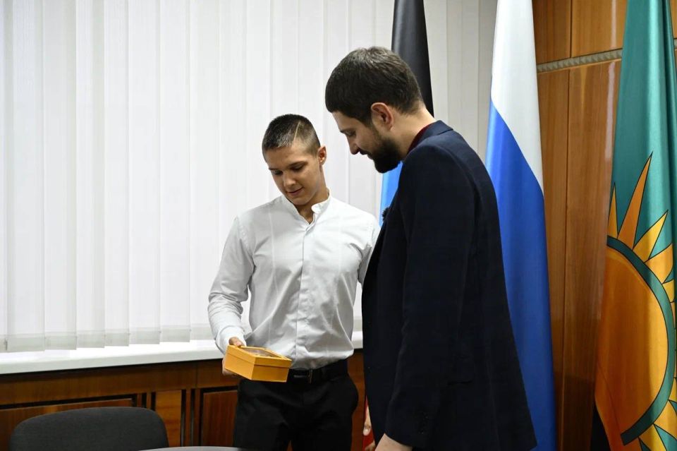 Александр Волошин: #Работа_в_Республике. Сегодня увиделся с нашими юными героями Донбасса — двумя, на первый взгляд, разными, но одинаково сильными ребятами, которыми гордится вся Республика Александр Волошин: #Работа_в_Республике. Сегодня увиделся с нашими юными героями Донбасса — двумя, на первый взгляд, разными, но одинаково сильными ребятами, которыми гордится вся Республика