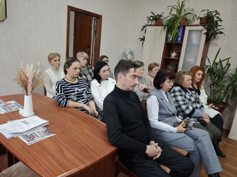 Сегодня, 02 декабря 2025 года первый заместитель главы администрации городского округа Дебальцево Максим Вельма провел встречу с трудовым коллективом отделения социальной защиты населения Сегодня, 02 декабря 2025 года первый заместитель главы администрации городского округа Дебальцево Максим Вельма провел встречу с трудовым коллективом отделения социальной защиты населения