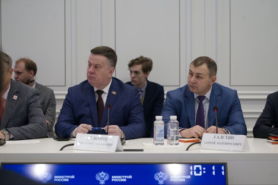 Константин Кузьмин: Продолжаю обучение по Президентской кадровой программе «Время Героев» - очередная стажировка для 14 человек стартовала в Минстрое России Константин Кузьмин: Продолжаю обучение по Президентской кадровой программе «Время Героев» - очередная стажировка для 14 человек стартовала в Минстрое России
