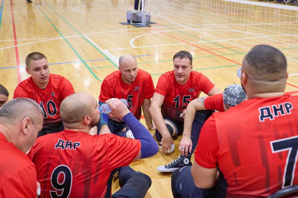 Команда ветеранов из ДНР участвует в «Кубке Защитников Отечества» по волейболу сидя среди ветеранов СВО Команда ветеранов из ДНР участвует в «Кубке Защитников Отечества» по волейболу сидя среди ветеранов СВО