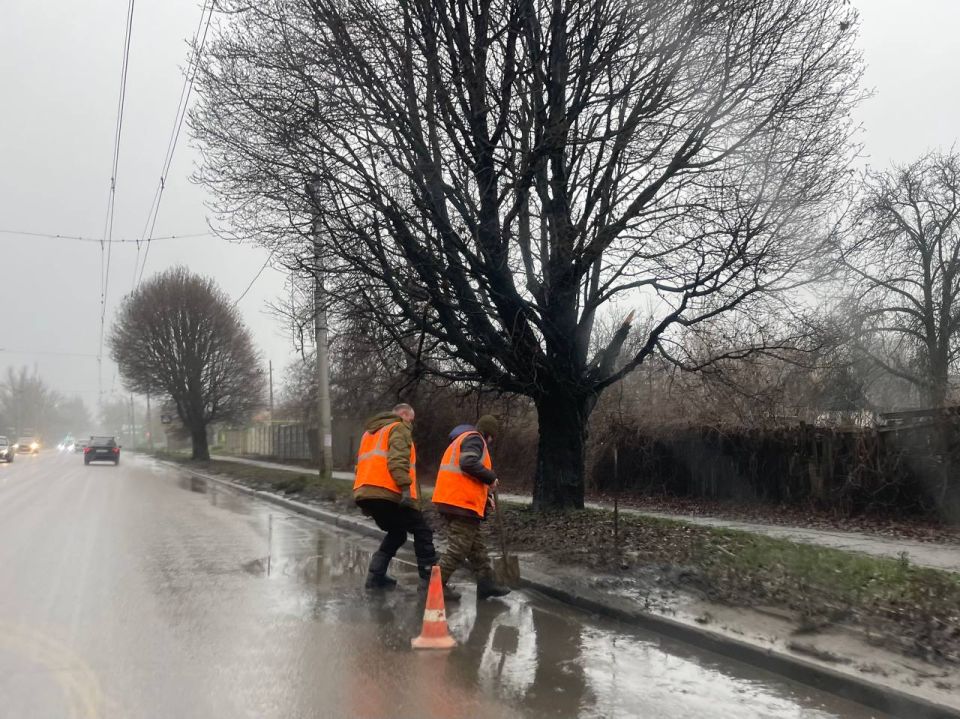 2 декабря, во избежание скопления дождевых вод на проезжей части дороги силами МУП АГМ «Перспектива» проведены работы по очистке решеток колодцев ливневой канализации по улице Ленина