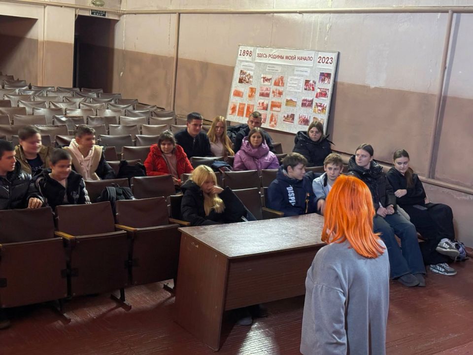 2 декабря сотрудники ХГДК распахнули перед старшеклассниками с. Золотарёвка кулисы захватывающего мира культработника, проведя профориентационное мероприятие, призванное помочь ребятам осознанно выбрать свой путь к вершинам... 2 декабря сотрудники ХГДК распахнули перед старшеклассниками с. Золотарёвка кулисы захватывающего мира культработника, проведя профориентационное мероприятие, призванное помочь ребятам осознанно выбрать свой путь к вершинам...