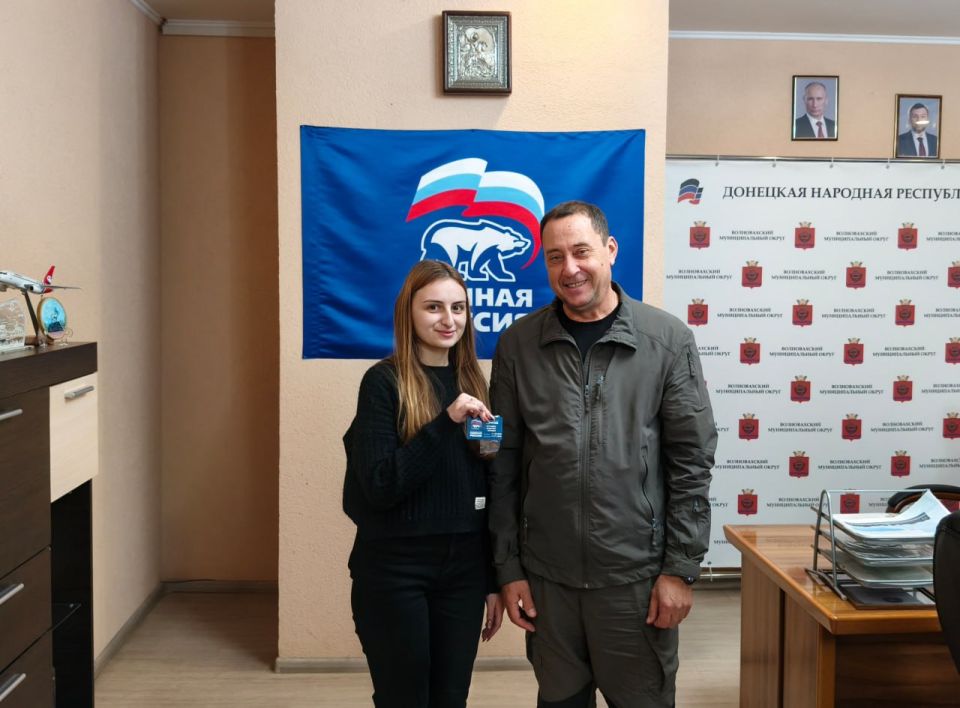 Константин Зинченко: Сегодня с большим удовольствием вручил партийные билеты новым членам Волновахского местного отделения Партии "Единая Россия" Константин Зинченко: Сегодня с большим удовольствием вручил партийные билеты новым членам Волновахского местного отделения Партии "Единая Россия"