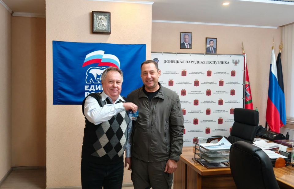 Константин Зинченко: Сегодня с большим удовольствием вручил партийные билеты новым членам Волновахского местного отделения Партии "Единая Россия" Константин Зинченко: Сегодня с большим удовольствием вручил партийные билеты новым членам Волновахского местного отделения Партии "Единая Россия"