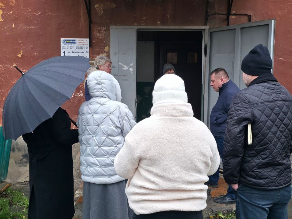 Руководитель управы Куйбышевского района Иван Адамец провел рабочую встречу с жителями многоквартирного дома №38 по улице Цимлянской Руководитель управы Куйбышевского района Иван Адамец провел рабочую встречу с жителями многоквартирного дома №38 по улице Цимлянской