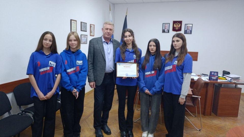 Сергей Юзвинкевич: Сегодня провел продуктивную встречу с активом Володарского районного отделения ДРО ВОО «Молодая Гвардия Единой России» ДРОО «МР» и руководителем Хасхачих Дарьей